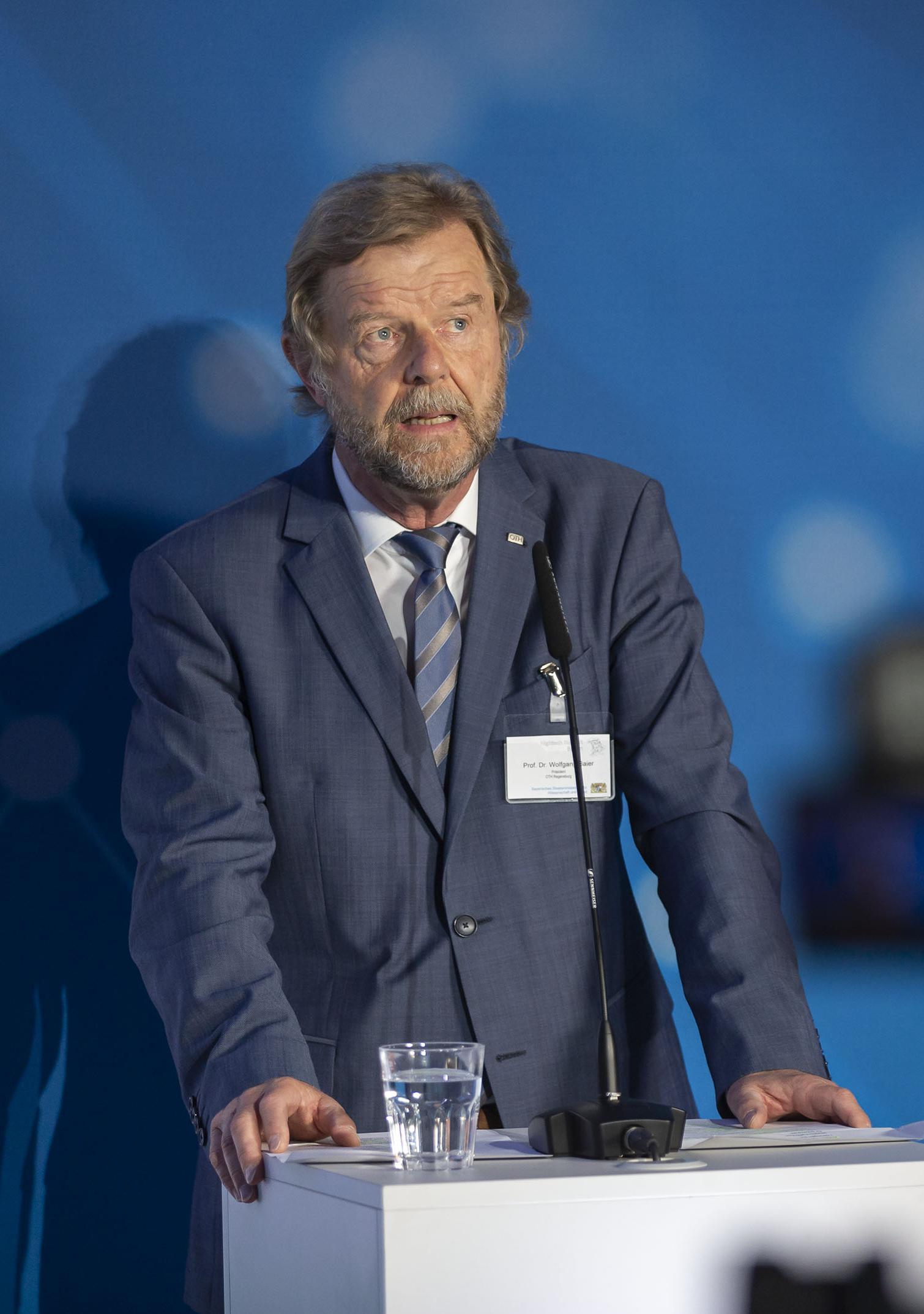 Präsident Prof. Dr. Wolfgang Baier spricht über die Forschung im Bereich der Künstlichen Intelligenz am RCAI.